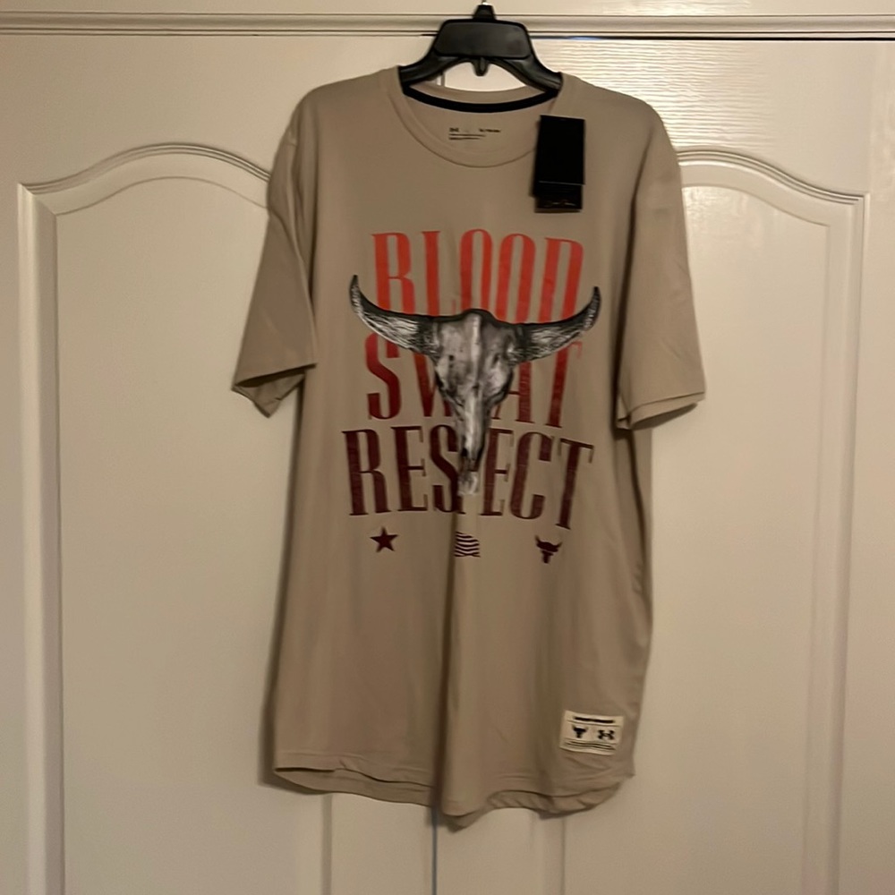 Men’s XL Under Armour T-Shirt.
